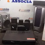 01 HOME THEATER MARCA PHILCO, 08 CAIXAS DE SOM, 01 AMPLIFICADOR E 01 APARELHO DE SOM COM 02 CAIXAS. (NO ESTADO) ATENÇÃO! FAZER A VISITAÇÃO ANTES DE ARREMATAR, NÃO SABEMOS SE FUNCIONA, LEILÃO NÃO TEM GARANTIA E NEM DEVOLUÇÃO, SUJEITO A POSSÍVEIS AVARIAS VISÍVEIS/OCULTAS E/OU AUSÊNCIA DE COMPONENTES.