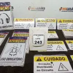 01 LOTE COM PLACAS SINALIZADORAS. (NO ESTADO) ATENÇÃO! FAZER A VISITAÇÃO ANTES DE ARREMATAR, NÃO SABEMOS SE FUNCIONA, LEILÃO NÃO TEM GARANTIA E NEM DEVOLUÇÃO, SUJEITO A POSSÍVEIS AVARIAS VISÍVEIS/OCULTAS E/OU AUSÊNCIA DE COMPONENTES.