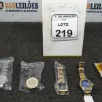 05 RELÓGIOS DE PULSO DE MODELOS DIVERSOS. (NO ESTADO) ATENÇÃO! FAZER A VISITAÇÃO ANTES DE ARREMATAR, NÃO SABEMOS SE FUNCIONA, LEILÃO NÃO TEM GARANTIA E NEM DEVOLUÇÃO, SUJEITO A POSSÍVEIS AVARIAS VISÍVEIS/OCULTAS E/OU AUSÊNCIA DE COMPONENTES.