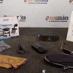 01 CÂMERA VEICULAR E 02 ÓCULOS DE SOL MARCAS ABSURDA CALIXTO E HOT BUTTERED. (NO ESTADO) ATENÇÃO! FAZER A VISITAÇÃO ANTES DE ARREMATAR, NÃO SABEMOS SE FUNCIONA, LEILÃO NÃO TEM GARANTIA E NEM DEVOLUÇÃO, SUJEITO A POSSÍVEIS AVARIAS VISÍVEIS/OCULTAS E/OU AUSÊNCIA DE COMPONENTES.