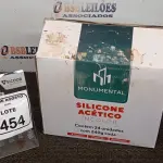 01 CAIXA COM 24 SILICONES ACÉTICO INCOLOR DE 240G CADA MARCA MONUMENTAL. (NO ESTADO) ATENÇÃO! FAZER A VISITAÇÃO ANTES DE ARREMATAR, NÃO SABEMOS SE FUNCIONA, LEILÃO NÃO TEM GARANTIA E NEM DEVOLUÇÃO, SUJEITO A POSSÍVEIS AVARIAS VISÍVEIS/OCULTAS E/OU AUSÊNCIA DE COMPONENTES.