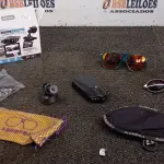 01 CÂMERA VEICULAR E 02 ÓCULOS DE SOL MARCAS ABSURDA CALIXTO E HOT BUTTERED. (NO ESTADO) ATENÇÃO! FAZER A VISITAÇÃO ANTES DE ARREMATAR, NÃO SABEMOS SE FUNCIONA, LEILÃO NÃO TEM GARANTIA E NEM DEVOLUÇÃO, SUJEITO A POSSÍVEIS AVARIAS VISÍVEIS/OCULTAS E/OU AUSÊNCIA DE COMPONENTES.