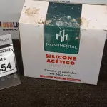 01 CAIXA COM 24 SILICONES ACÉTICO INCOLOR DE 240G CADA MARCA MONUMENTAL. (NO ESTADO) ATENÇÃO! FAZER A VISITAÇÃO ANTES DE ARREMATAR, NÃO SABEMOS SE FUNCIONA, LEILÃO NÃO TEM GARANTIA E NEM DEVOLUÇÃO, SUJEITO A POSSÍVEIS AVARIAS VISÍVEIS/OCULTAS E/OU AUSÊNCIA DE COMPONENTES.