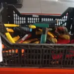 01 CAIXA COM VÁRIOS ALICATES DE MARCAS E MODELOS DIVERSOS. (NO ESTADO) ATENÇÃO! FAZER A VISITAÇÃO ANTES DE ARREMATAR, NÃO SABEMOS SE FUNCIONA, LEILÃO NÃO TEM GARANTIA E NEM DEVOLUÇÃO, SUJEITO A POSSÍVEIS AVARIAS VISÍVEIS/OCULTAS E/OU AUSÊNCIA DE COMPONENTES.