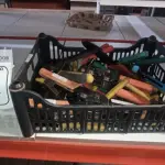 01 CAIXA COM VÁRIOS ALICATES DE MARCAS E MODELOS DIVERSOS. (NO ESTADO) ATENÇÃO! FAZER A VISITAÇÃO ANTES DE ARREMATAR, NÃO SABEMOS SE FUNCIONA, LEILÃO NÃO TEM GARANTIA E NEM DEVOLUÇÃO, SUJEITO A POSSÍVEIS AVARIAS VISÍVEIS/OCULTAS E/OU AUSÊNCIA DE COMPONENTES.