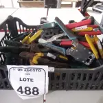 01 CAIXA COM VÁRIOS ALICATES DE MARCAS E MODELOS DIVERSOS. (NO ESTADO) ATENÇÃO! FAZER A VISITAÇÃO ANTES DE ARREMATAR, NÃO SABEMOS SE FUNCIONA, LEILÃO NÃO TEM GARANTIA E NEM DEVOLUÇÃO, SUJEITO A POSSÍVEIS AVARIAS VISÍVEIS/OCULTAS E/OU AUSÊNCIA DE COMPONENTES.
