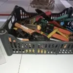 01 CAIXA COM VÁRIOS ALICATES DE MARCAS E MODELOS DIVERSOS. (NO ESTADO) ATENÇÃO! FAZER A VISITAÇÃO ANTES DE ARREMATAR, NÃO SABEMOS SE FUNCIONA, LEILÃO NÃO TEM GARANTIA E NEM DEVOLUÇÃO, SUJEITO A POSSÍVEIS AVARIAS VISÍVEIS/OCULTAS E/OU AUSÊNCIA DE COMPONENTES.