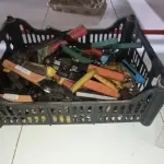 01 CAIXA COM VÁRIOS ALICATES DE MARCAS E MODELOS DIVERSOS. (NO ESTADO) ATENÇÃO! FAZER A VISITAÇÃO ANTES DE ARREMATAR, NÃO SABEMOS SE FUNCIONA, LEILÃO NÃO TEM GARANTIA E NEM DEVOLUÇÃO, SUJEITO A POSSÍVEIS AVARIAS VISÍVEIS/OCULTAS E/OU AUSÊNCIA DE COMPONENTES.