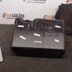 01 PROJETOR MARCA EPSON. (NO ESTADO) ATENÇÃO! FAZER A VISITAÇÃO ANTES DE ARREMATAR, NÃO SABEMOS SE FUNCIONA, LEILÃO NÃO TEM GARANTIA E NEM DEVOLUÇÃO, SUJEITO A POSSÍVEIS AVARIAS VISÍVEIS/OCULTAS E/OU AUSÊNCIA DE COMPONENTES.