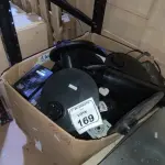01 CAIXA COM VÁRIAS BASES DE MONITORES DE ELETRÔNICOS DIVERSOS. (NO ESTADO) ATENÇÃO! FAZER A VISITAÇÃO ANTES DE ARREMATAR, NÃO SABEMOS SE FUNCIONA, LEILÃO NÃO TEM GARANTIA E NEM DEVOLUÇÃO, SUJEITO A POSSÍVEIS AVARIAS VISÍVEIS/OCULTAS E/OU AUSÊNCIA DE COMPONENTES.
