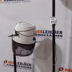 01 LUSTRE ALTO E 01 SECADOR DE CABELO PROFISSIONAL. (NO ESTADO) ATENÇÃO! FAZER A VISITAÇÃO ANTES DE ARREMATAR, NÃO SABEMOS SE FUNCIONA, LEILÃO NÃO TEM GARANTIA E NEM DEVOLUÇÃO, SUJEITO A POSSÍVEIS AVARIAS VISÍVEIS/OCULTAS E/OU AUSÊNCIA DE COMPONENTES.