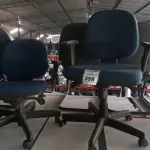 02 CADEIRAS DE ESCRITÓRIO GIRATÓRIAS. (NO ESTADO) ATENÇÃO! FAZER A VISITAÇÃO ANTES DE ARREMATAR, NÃO SABEMOS SE FUNCIONA, LEILÃO NÃO TEM GARANTIA E NEM DEVOLUÇÃO, SUJEITO A POSSÍVEIS AVARIAS VISÍVEIS/OCULTAS E/OU AUSÊNCIA DE COMPONENTES.