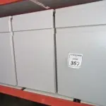 04 ARMÁRIOS BAIXOS COM 01 GAVETA E 01 COMPARTIMENTO PARA CPU. (NO ESTADO) ATENÇÃO! FAZER A VISITAÇÃO ANTES DE ARREMATAR, NÃO SABEMOS SE FUNCIONA, LEILÃO NÃO TEM GARANTIA E NEM DEVOLUÇÃO, SUJEITO A POSSÍVEIS AVARIAS VISÍVEIS/OCULTAS E/OU AUSÊNCIA DE COMPONENTES.