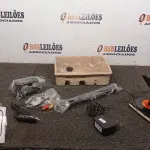 01 DVD PORTATIL MARCA PHILIPS. (NO ESTADO) ATENÇÃO! FAZER A VISITAÇÃO ANTES DE ARREMATAR, NÃO SABEMOS SE FUNCIONA, LEILÃO NÃO TEM GARANTIA E NEM DEVOLUÇÃO, SUJEITO A POSSÍVEIS AVARIAS VISÍVEIS/OCULTAS E/OU AUSÊNCIA DE COMPONENTES.