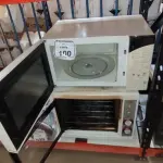 01 MICRO-ONDAS MARCA ELECTROLUX E 01 FORNO ELÉTRICO MARCA LAYR. (NO ESTADO) ATENÇÃO! FAZER A VISITAÇÃO ANTES DE ARREMATAR, NÃO SABEMOS SE FUNCIONA, LEILÃO NÃO TEM GARANTIA E NEM DEVOLUÇÃO, SUJEITO A POSSÍVEIS AVARIAS VISÍVEIS/OCULTAS E/OU AUSÊNCIA DE COMPONENTES.