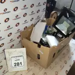 01 CAIXA COM LUMINÁRIAS, ROTEADORES, TELEFONES E MATERIAIS DIVERSOS. (NO ESTADO) ATENÇÃO! FAZER A VISITAÇÃO ANTES DE ARREMATAR, NÃO SABEMOS SE FUNCIONA, LEILÃO NÃO TEM GARANTIA E NEM DEVOLUÇÃO, SUJEITO A POSSÍVEIS AVARIAS VISÍVEIS/OCULTAS E/OU AUSÊNCIA DE COMPONENTES.