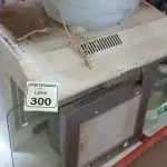 01 COIFA DE PAREDE EM AÇO INOX COM PAINEL DE VIDRO MARCAR SUGGAR, 01 UMIDIFICADOR DE AR, 01 MASSAGEADOR PARA PÉS, 01 BEBEDOR PARA GARRAFÃO E 01 DEPURADOR DE AR. (NO ESTADO) ATENÇÃO! FAZER A VISITAÇÃO ANTES DE ARREMATAR, NÃO SABEMOS SE FUNCIONA, LEILÃO NÃO TEM GARANTIA E NEM DEVOLUÇÃO, SUJEITO A POSSÍVEIS AVARIAS VISÍVEIS/OCULTAS E/OU AUSÊNCIA DE COMPONENTES.