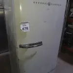 01 GELADEIRA DE 1947 MARCA GENERAL ELECTRIC. (NO ESTADO) ATENÇÃO! FAZER A VISITAÇÃO ANTES DE ARREMATAR, NÃO SABEMOS SE FUNCIONA, LEILÃO NÃO TEM GARANTIA E NEM DEVOLUÇÃO, SUJEITO A POSSÍVEIS AVARIAS VISÍVEIS/OCULTAS E/OU AUSÊNCIA DE COMPONENTES.