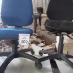 02 CADEIRAS DE ESCRITÓRIO GIRATÓRIAS. (NO ESTADO) ATENÇÃO! FAZER A VISITAÇÃO ANTES DE ARREMATAR, NÃO SABEMOS SE FUNCIONA, LEILÃO NÃO TEM GARANTIA E NEM DEVOLUÇÃO, SUJEITO A POSSÍVEIS AVARIAS VISÍVEIS/OCULTAS E/OU AUSÊNCIA DE COMPONENTES.