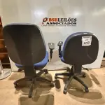 02 CADEIRAS DE ESCRITÓRIO GIRATÓRIAS. (NO ESTADO) ATENÇÃO! FAZER A VISITAÇÃO ANTES DE ARREMATAR, NÃO SABEMOS SE FUNCIONA, LEILÃO NÃO TEM GARANTIA E NEM DEVOLUÇÃO, SUJEITO A POSSÍVEIS AVARIAS VISÍVEIS/OCULTAS E/OU AUSÊNCIA DE COMPONENTES.