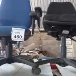 02 CADEIRAS DE ESCRITÓRIO GIRATÓRIAS. (NO ESTADO) ATENÇÃO! FAZER A VISITAÇÃO ANTES DE ARREMATAR, NÃO SABEMOS SE FUNCIONA, LEILÃO NÃO TEM GARANTIA E NEM DEVOLUÇÃO, SUJEITO A POSSÍVEIS AVARIAS VISÍVEIS/OCULTAS E/OU AUSÊNCIA DE COMPONENTES.