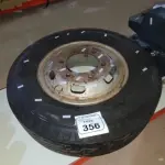 01 RODA DE CARRO COM PNEU 7.50-16LT. (NO ESTADO) ATENÇÃO! FAZER A VISITAÇÃO ANTES DE ARREMATAR, NÃO SABEMOS SE FUNCIONA, LEILÃO NÃO TEM GARANTIA E NEM DEVOLUÇÃO, SUJEITO A POSSÍVEIS AVARIAS VISÍVEIS/OCULTAS E/OU AUSÊNCIA DE COMPONENTES.
