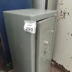 01 COFRE. (NO ESTADO) ATENÇÃO! FAZER A VISITAÇÃO ANTES DE ARREMATAR, NÃO SABEMOS SE FUNCIONA, LEILÃO NÃO TEM GARANTIA E NEM DEVOLUÇÃO, SUJEITO A POSSÍVEIS AVARIAS VISÍVEIS/OCULTAS E/OU AUSÊNCIA DE COMPONENTES.