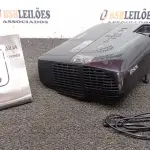 01 PROJETOR MARCA EPSON SEM CABOS. (NO ESTADO) ATENÇÃO! FAZER A VISITAÇÃO ANTES DE ARREMATAR, NÃO SABEMOS SE FUNCIONA, LEILÃO NÃO TEM GARANTIA E NEM DEVOLUÇÃO, SUJEITO A POSSÍVEIS AVARIAS VISÍVEIS/OCULTAS E/OU AUSÊNCIA DE COMPONENTES.