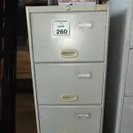 01 ARQUIVO DE AÇO COM 04 GAVETAS. (NO ESTADO) ATENÇÃO! FAZER A VISITAÇÃO ANTES DE ARREMATAR, NÃO SABEMOS SE FUNCIONA, LEILÃO NÃO TEM GARANTIA E NEM DEVOLUÇÃO, SUJEITO A POSSÍVEIS AVARIAS VISÍVEIS/OCULTAS E/OU AUSÊNCIA DE COMPONENTES.