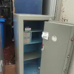 01 COFRE. (NO ESTADO) ATENÇÃO! FAZER A VISITAÇÃO ANTES DE ARREMATAR, NÃO SABEMOS SE FUNCIONA, LEILÃO NÃO TEM GARANTIA E NEM DEVOLUÇÃO, SUJEITO A POSSÍVEIS AVARIAS VISÍVEIS/OCULTAS E/OU AUSÊNCIA DE COMPONENTES.