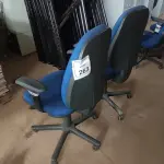 02 CADEIRAS DE ESCRITÓRIO GIRATÓRIA. (NO ESTADO) ATENÇÃO! FAZER A VISITAÇÃO ANTES DE ARREMATAR, NÃO SABEMOS SE FUNCIONA, LEILÃO NÃO TEM GARANTIA E NEM DEVOLUÇÃO, SUJEITO A POSSÍVEIS AVARIAS VISÍVEIS/OCULTAS E/OU AUSÊNCIA DE COMPONENTES.