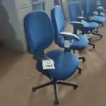 02 CADEIRAS DE ESCRITÓRIO GIRATÓRIA. (NO ESTADO) ATENÇÃO! FAZER A VISITAÇÃO ANTES DE ARREMATAR, NÃO SABEMOS SE FUNCIONA, LEILÃO NÃO TEM GARANTIA E NEM DEVOLUÇÃO, SUJEITO A POSSÍVEIS AVARIAS VISÍVEIS/OCULTAS E/OU AUSÊNCIA DE COMPONENTES.