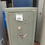 01 COFRE. (NO ESTADO) ATENÇÃO! FAZER A VISITAÇÃO ANTES DE ARREMATAR, NÃO SABEMOS SE FUNCIONA, LEILÃO NÃO TEM GARANTIA E NEM DEVOLUÇÃO, SUJEITO A POSSÍVEIS AVARIAS VISÍVEIS/OCULTAS E/OU AUSÊNCIA DE COMPONENTES.