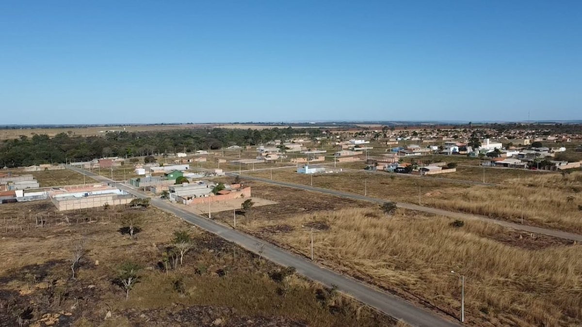 01 Lote Escriturado, Com Área De 300m², Matrícula Nº 13027. Situado Na Quadra 27 Lote 59 Condomínio Parque Jardim São Paulo- Luziânia-go. (5km Depois Da Entrada De Luziania E Possui Luz, Asfalto, Agua, localizado em Luziânia - GO