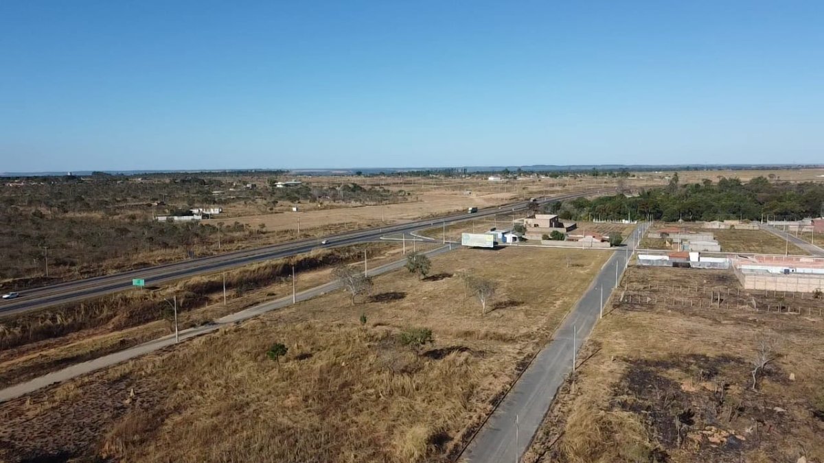 01 Lote Escriturado, Com Área De 300m², Matrícula Nº 13027. Situado Na Quadra 27 Lote 59 Condomínio Parque Jardim São Paulo- Luziânia-go. (5km Depois Da Entrada De Luziania E Possui Luz, Asfalto, Agua, localizado em Luziânia - GO
