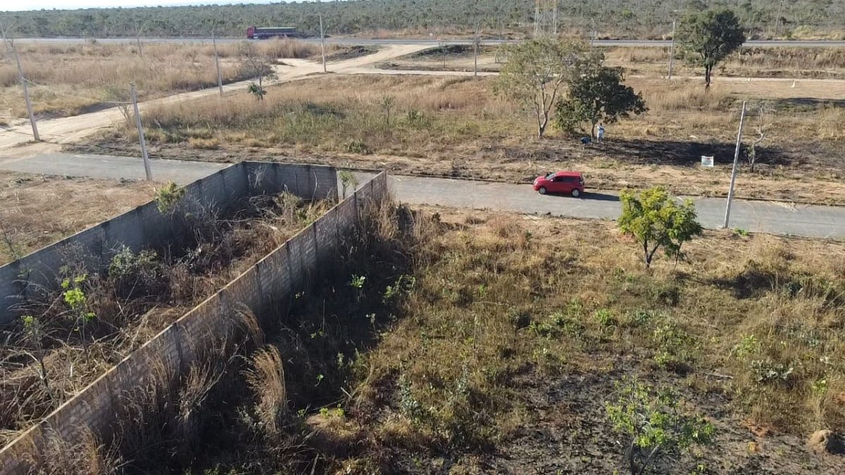 01 Lote Escriturado, Com Área De 300m², Matrícula Nº 13027. Situado Na Quadra 27 Lote 59 Condomínio Parque Jardim São Paulo- Luziânia-go. (5km Depois Da Entrada De Luziania E Possui Luz, Asfalto, Agua, localizado em Luziânia - GO