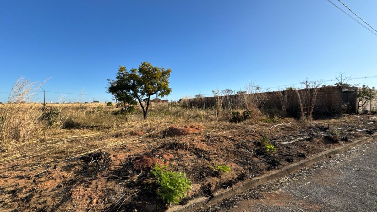 01 Lote Escriturado, Com Área De 300m², Matrícula Nº 13027. Situado Na Quadra 27 Lote 59 Condomínio Parque Jardim São Paulo- Luziânia-go. (5km Depois Da Entrada De Luziania E Possui Luz, Asfalto, Agua, localizado em Luziânia - GO