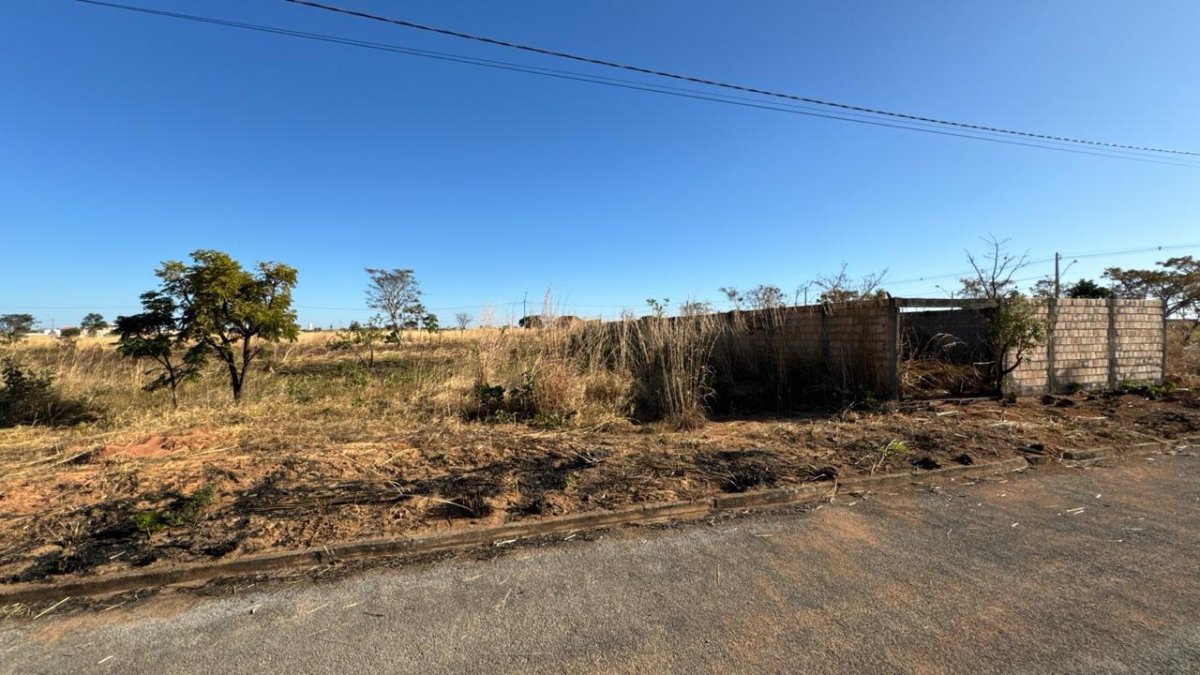 01 Lote Escriturado, Com Área De 300m², Matrícula Nº 13027. Situado Na Quadra 27 Lote 59 Condomínio Parque Jardim São Paulo- Luziânia-go. (5km Depois Da Entrada De Luziania E Possui Luz, Asfalto, Agua, localizado em Luziânia - GO