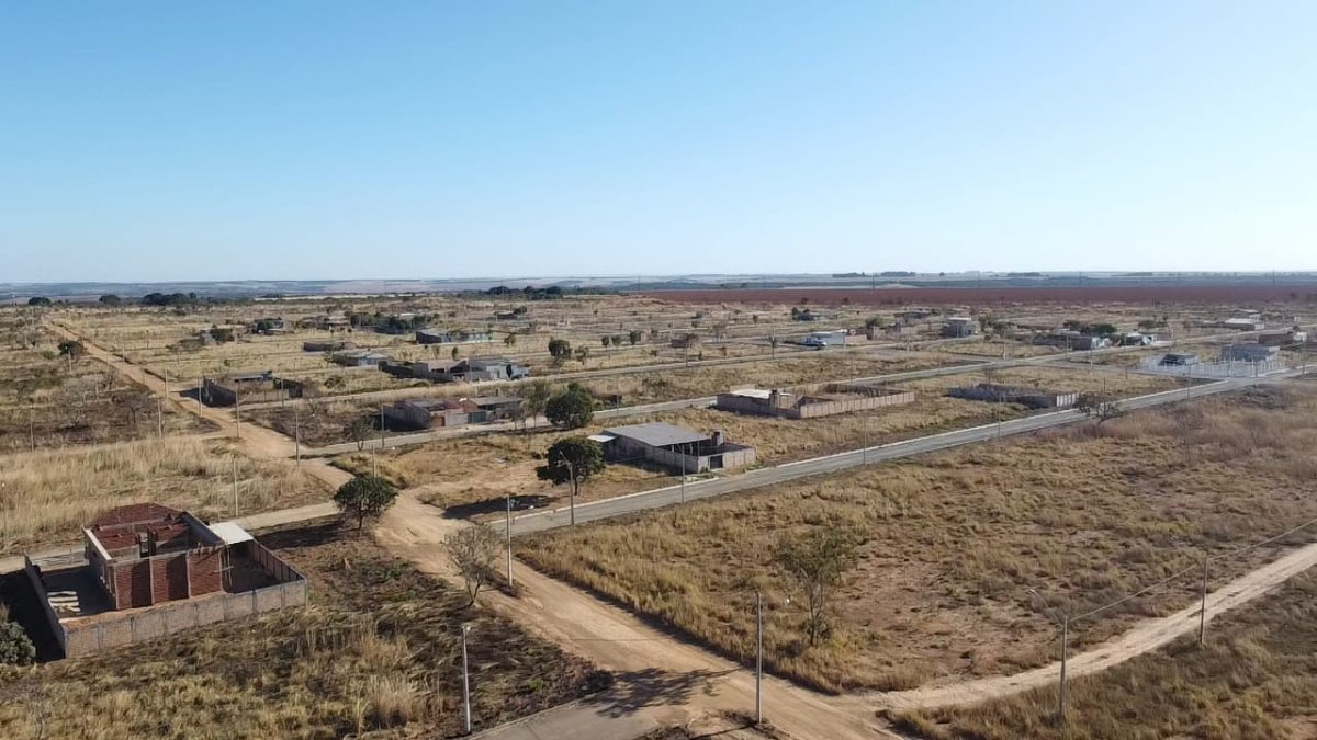 01 Lote Escriturado, Com Área De 300m², Matrícula Nº 13027. Situado Na Quadra 27 Lote 59 Condomínio Parque Jardim São Paulo- Luziânia-go. (5km Depois Da Entrada De Luziania E Possui Luz, Asfalto, Agua, localizado em Luziânia - GO