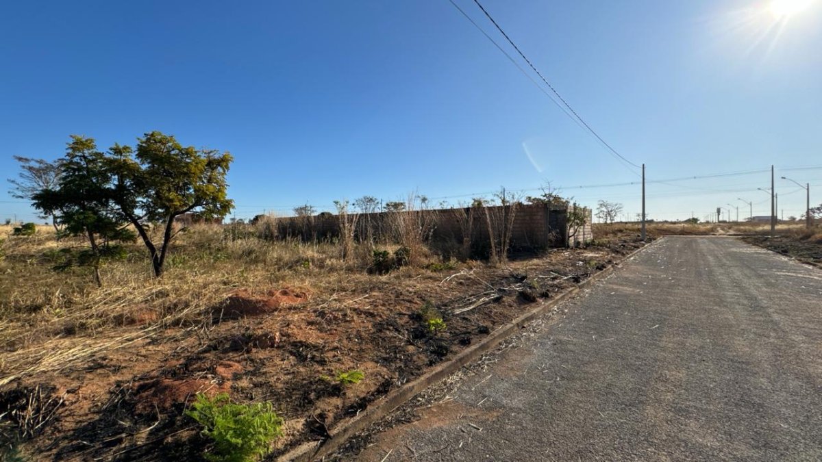 01 Lote Escriturado, Com Área De 300m², Matrícula Nº 13027. Situado Na Quadra 27 Lote 59 Condomínio Parque Jardim São Paulo- Luziânia-go. (5km Depois Da Entrada De Luziania E Possui Luz, Asfalto, Agua, localizado em Luziânia - GO